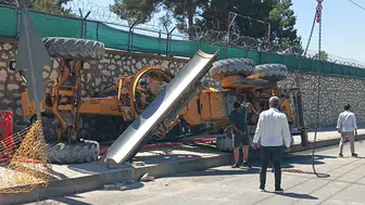 Burdur'da Ani Fren Yapan TIR'ın Üzerindeki Greyder Devrildi