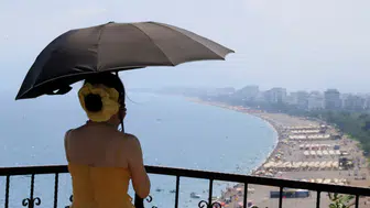 Antalya'da Hissedilen Sıcaklık 40 Derece!