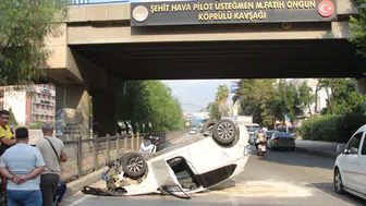 Yüreğir'de Üst Geçitten Düşen Otomobilin Sürücüsü Yaralandı