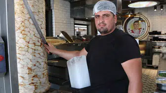 Adana'da 100 Derecede Döner Ateşine Karşı Buz Kalıplı Mesai