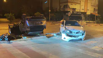 Muratpaşa'da Kavşak Kazası: Otomobil Devrildi, 2 Yaralı!