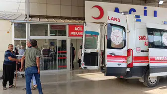 Kozan'da Traktör Devrildi: Mahalle Muhtarı Ağır Yaralandı