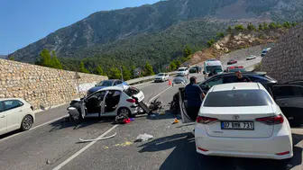 Antalya-Konya Karayolunda Zincirleme Çarpışma: 4 Yaralı