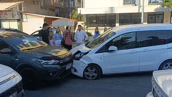 Manavgat'ta Araç Karşı Şeride Geçti: 3 Araç Birbirine Girdi