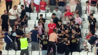 Antalyaspor - Sarıyerspor Karşılaşmasında Tribün Karıştı: Polisten Hızlı Müdahale