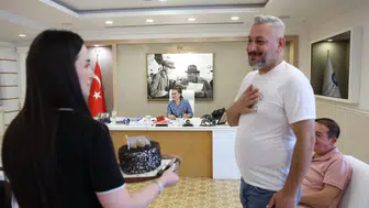 Yeni Emek Muhtarı'na Başkanlık Makamında Sürpriz Kutlama