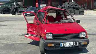 Burdur'da Kamyonet İle Otomobil Çarpıştı: 1 Yaralı