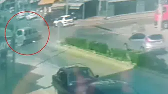 Manavgat'ta Sağa Yanaştı, Sola Kırdı! Araca Çarptığı Anlar Kamerada