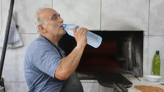 Hatay'da Fırıncılardan Alevlerle Mücadele: Ocak Başında 5 Litre Su Tüketiyorlar