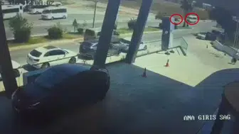 Manavgat'ta Tur Minibüsü ile Çarpışan Motosikletli Ağır Yaralandı