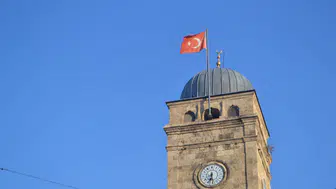 Antalya’nın Tarihi Saat Kulesi'ndeki Soluk Bayrak Neden Değiştirilmiyor?