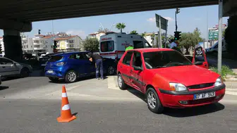 Manavgat D-400'de Kavşak Geçişi Kazayla Bitti! Sürücü Hastanelik Oldu