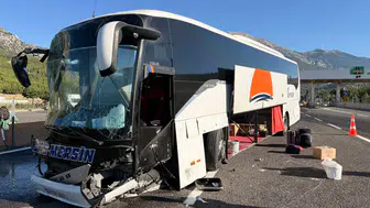 Pozantı'da Yolcu Otobüsü Beton Bariyere Çarptı: 5 Yaralı