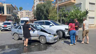 Serik’te Sinyalizasyon Arızası Kavşakta Kaza Getirdi