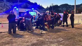 Burdur'da Hafif Ticari Araçla Çarpışan Minibüs Devrildi!