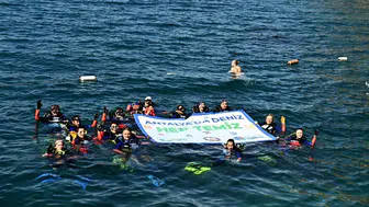 Muratpaşa'nın Gönüllü Dalgıçları Deniz Dibi Temizliğinde