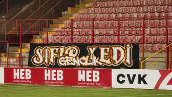 Kendileri yok, isyanları var! 07 Gençlik'ten boş tribünde pankartlı protesto