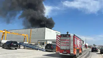 Mersin'de Fabrika Yangını: Ekiplerin Müdahalesi Sürüyor