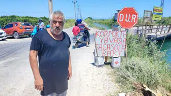 Adana'da Tehlikeli Kavşak: Vatandaş Kendi Tabelasıyla Önlem Aldı