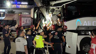 Adana'da Kontrolden Çıkan Yolcu Otobüsü Duvara Çarptı: 11 Yaralı