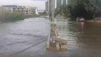 Şiddetli Yağış Hayatı Olumsuz Etkiledi: Dere Taştı, Yollar Göle Döndü