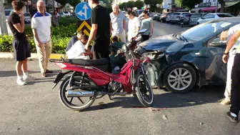 Manavgat Demokrasi Bulvarı'nda Otomobil ile Motosiklet Çarpıştı