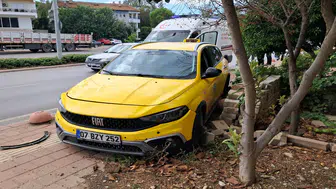 Serik'te Trafik Kazası: Taksi Dubalara Çarparak Durabildi