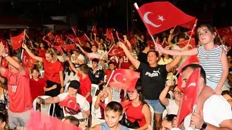 Antalya İlçeleri Tek Yürek Oldu: Filenin Sultanları'nın Zaferi Dev Ekranlarda Kutlandı