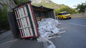 Antalya'da pelet yüklü kamyon bariyerlere çarptı: 1 yaralı