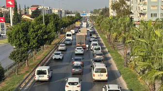 Ders Zili Çaldı Trafik Kilitlendi: Antalyalılar Güne Trafik Kabusuyla Başladı!