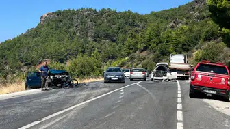 Gazipaşa D-400'de Otomobiller Kafa Kafaya Çarpıştı: 4 Yaralı