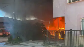 Muratpaşa'da Ev ve Depoyu Alevler Sardı
