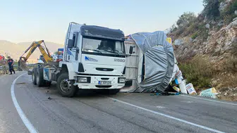 Finike'de Kontrolden Çıkan TIR'ın Dorsesi Devrildi: Yol Kapandı