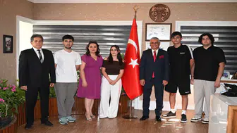 Kemer'de Başarı Sevinci: Üniversitelilerden Başkan Topaloğlu’na Ziyaret