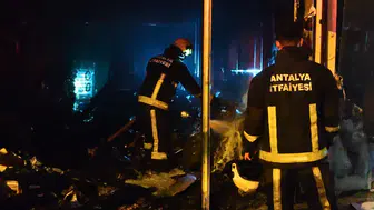 Kepez'de Yan Yana 2 İş Yerinde Yangın Çıktı Alevler Eve Sıçradı