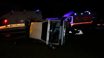 Manavgat'ta Refüj Bordürüne Çarpan Araç Ters Döndü: 2 Yaralı