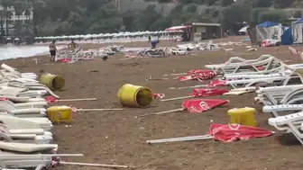 Alanya'da Şiddetli Fırtına: Şezlong ve Şemsiyeler Havada Uçuştu
