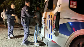 1.96 Promil Alkollü Sürücü Park Halindeki 2 Araca Çarptı