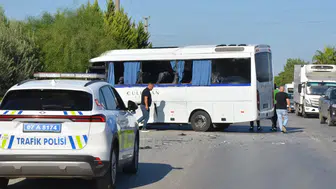 Serik D 400'de Servis Midibüsü Tur Otobüsüne Çarptı: 1'i Ağır 6 Yaralı