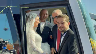 Samsun'da Gelinlik ve Damatlıkla Erdoğan'ın Otobüsüne Bindiler!