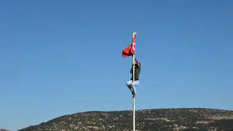 Rüzgara Kapılan Türk Bayrağı İçin Canını Dişine Takarak Tırmandı
