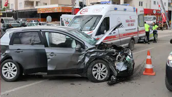 Adana Kozan'da Kavşakta Otomobiller Çarpıştı: 4 Yaralı