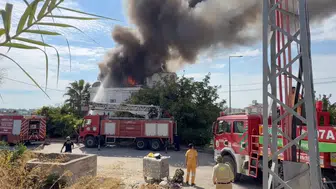 Manavgat’ta 4 Katlı Binanın Çatısında Yangın Çıktı!