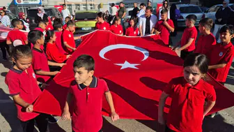 Eğirdir'de Öğrencilerden Renkli Eğitim Yılı Yürüyüşü