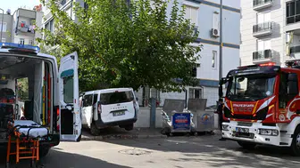 Muratpaşa'da Araç Apartman Bahçesi Duvarına Girdi!