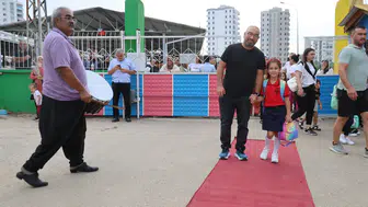 Minikler İçin Okul Kapısı Davul Zurnayla Açıldı: Kırmızı Halılı Karşılama