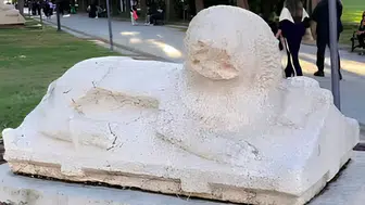 Her Gün Önünden Geçiyoruz: Karaalioğlu Parkı’ndaki Aslanların Sırrı!