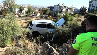 Kepez'de 30 Metrelik Uçuruma Yuvarlanan Araç 5 Takla Attı