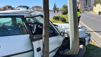 Alanya'da Direğe Çarpan Otomobilin Sürücüsü Yaralıyı Bırakıp Kaçtı