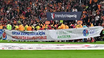 Derbide COP31 Antalya İmzası! Sahaya Pankartla Çıktılar